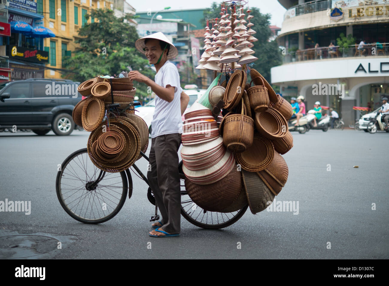 Straßenhändler mit Fahrrad in Hanoi Vietnam verkaufen verschiedene Utensilien aus Bambus gefertigt Stockfoto