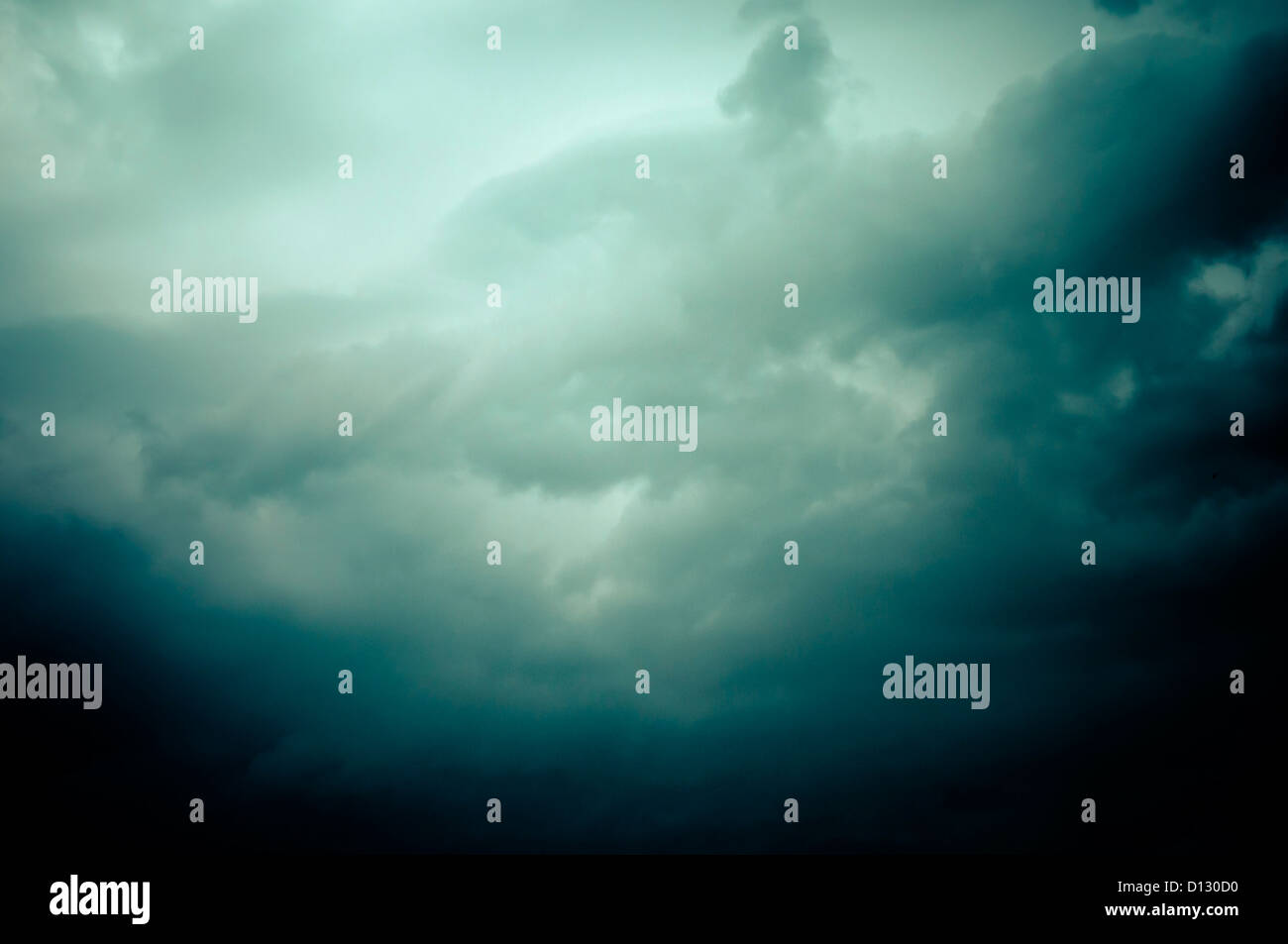 Dramatische nimbostratus bewölkt stürmischen Himmel Stockfoto