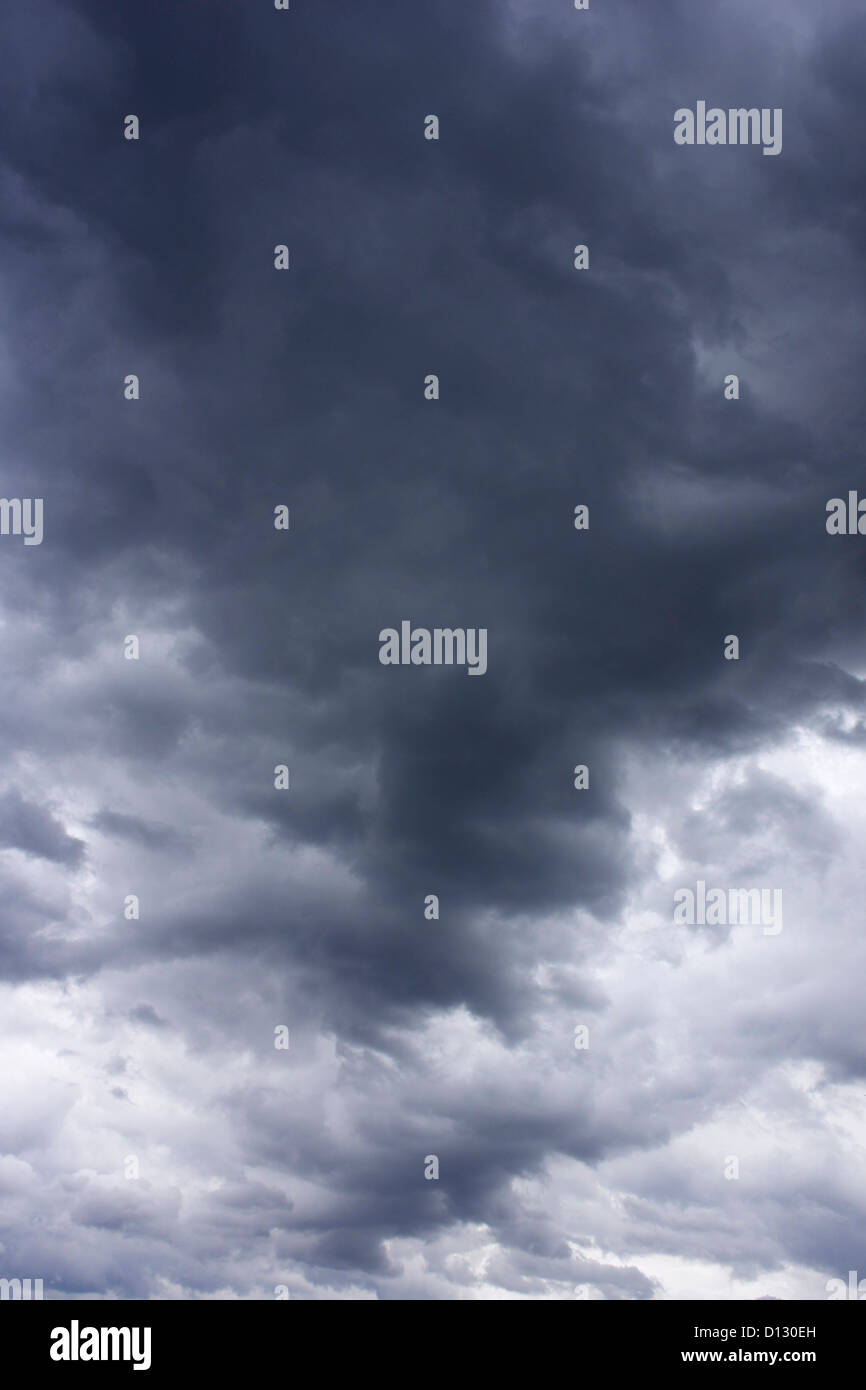 Dramatische nimbostratus bewölkt stürmischen Himmel Stockfoto