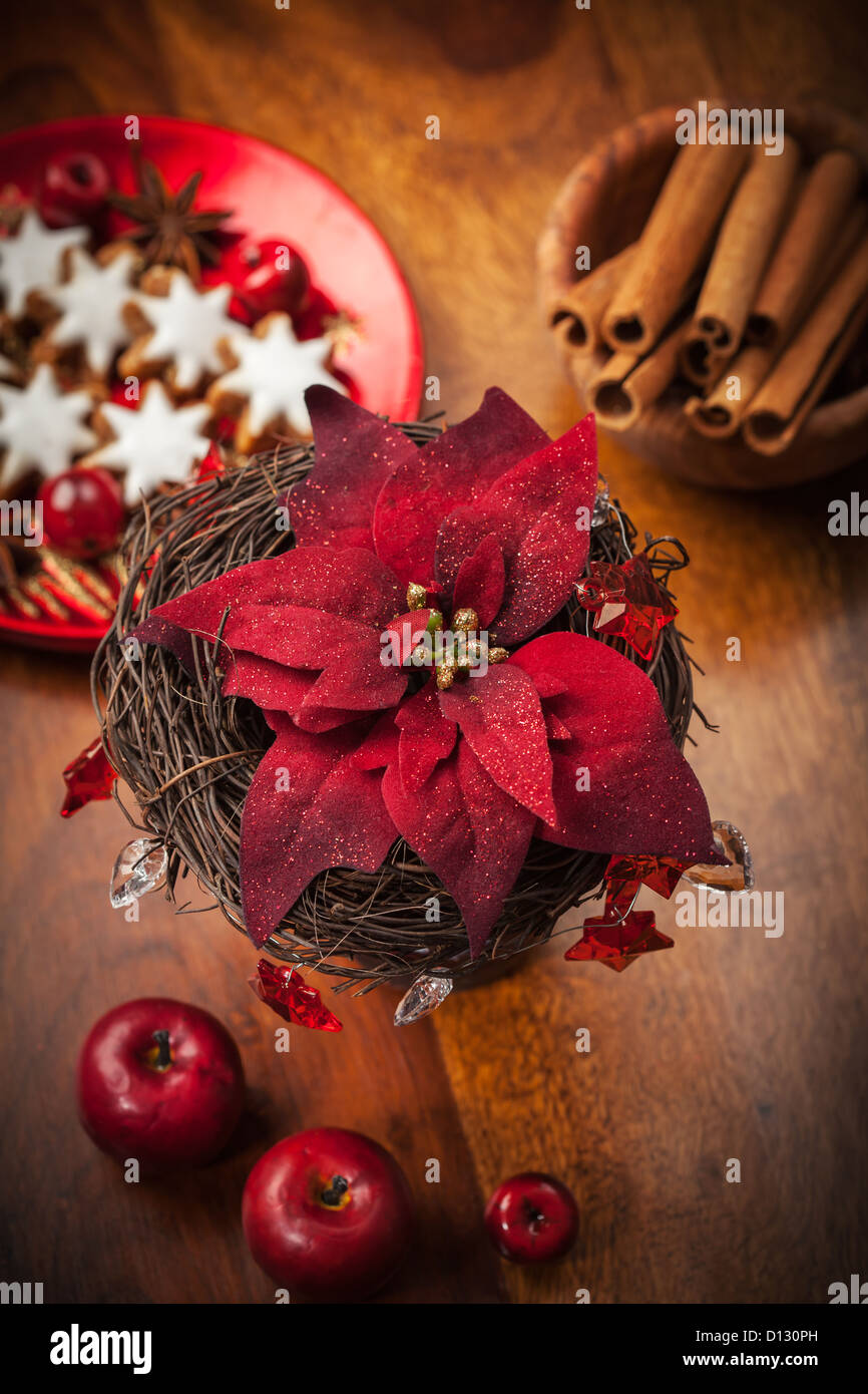 Weihnachten Blume mit Dekoration auf Holztisch Stockfoto