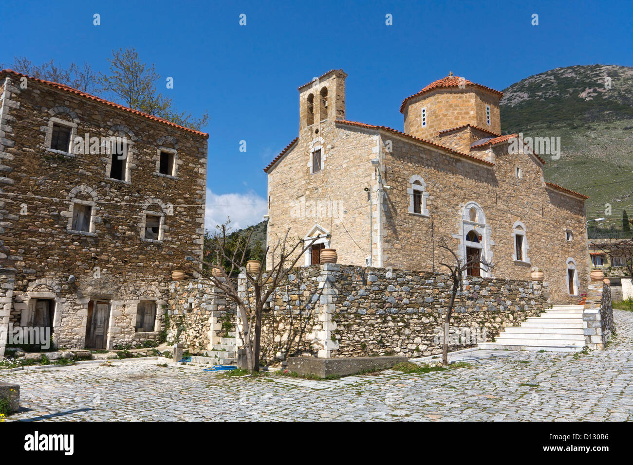 Traditionelles Dorf und Kirche in der Mani, Griechenland Stockfoto