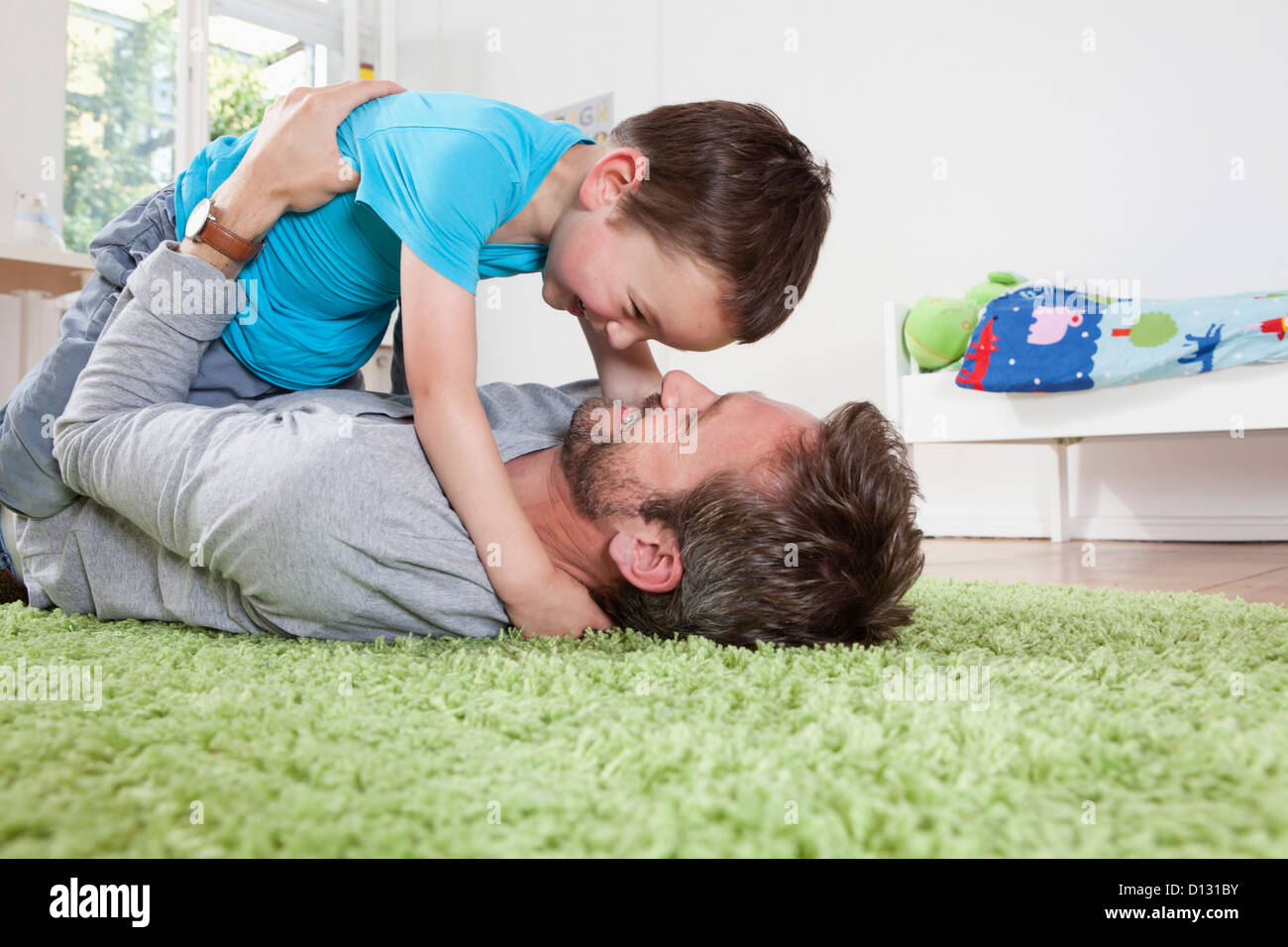 Deutschland, Berlin, Vater und Sohn Spaß zu Hause, Lächeln Stockfoto