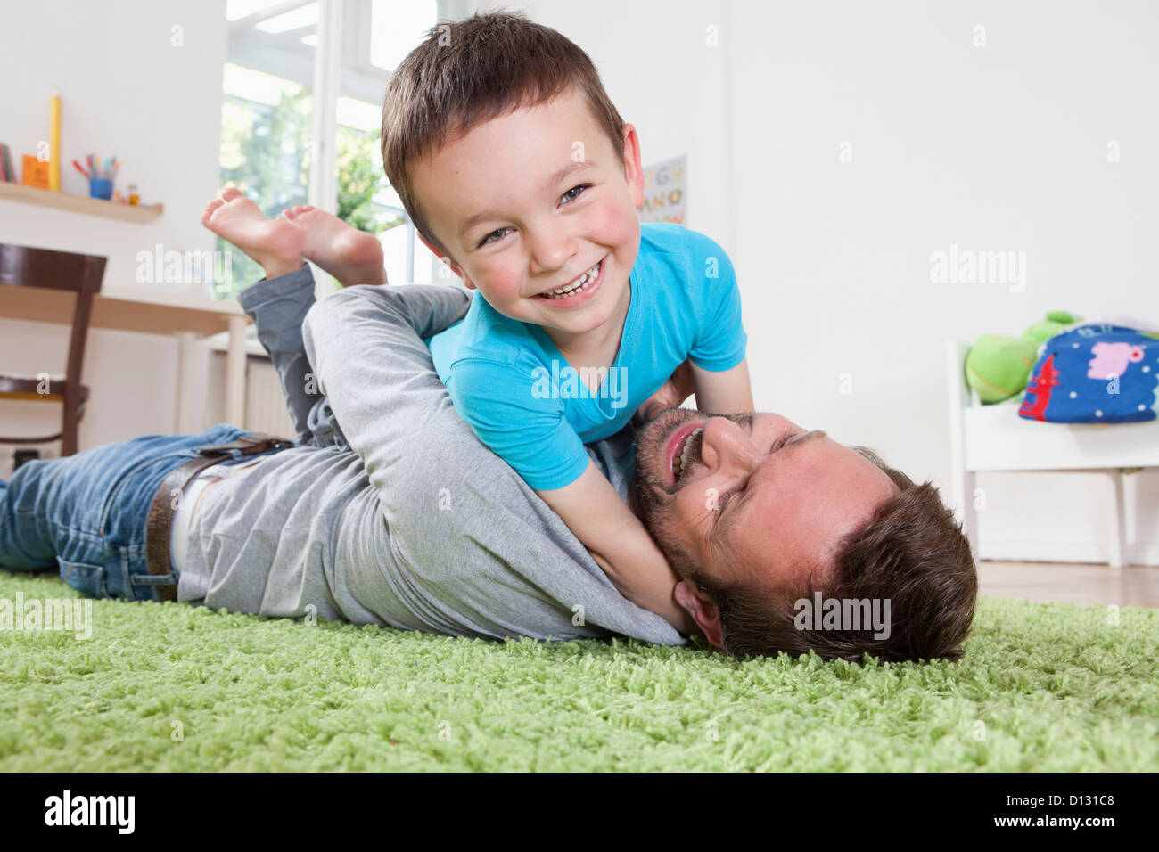 Deutschland, Berlin, Vater und Sohn Spaß zu Hause, Lächeln Stockfoto