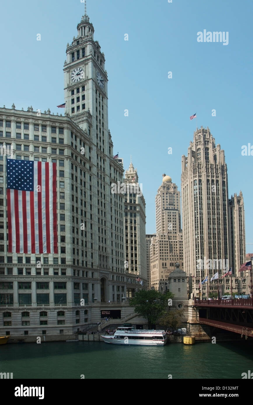 Amerikanische Flagge hängen an der Seite eines Gebäudes mit einem Glockenturm entlang dem Chicago Fluß; Chicago Illinois USA Stockfoto