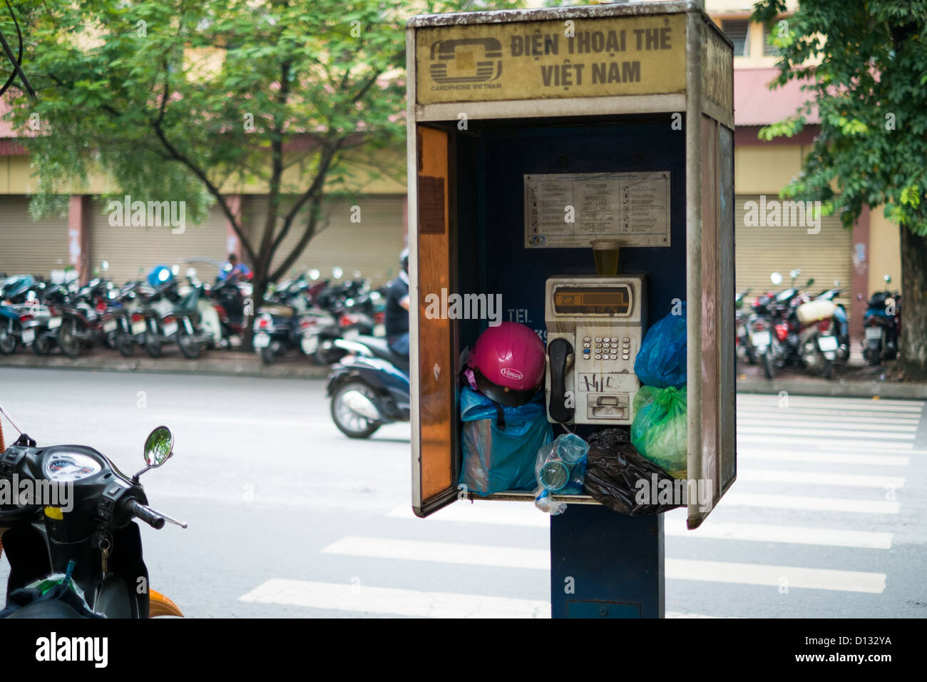 Hanoi Vietnam öffentliche Telefonzelle mit persönlichen Gegenständen gefüllt Stockfoto