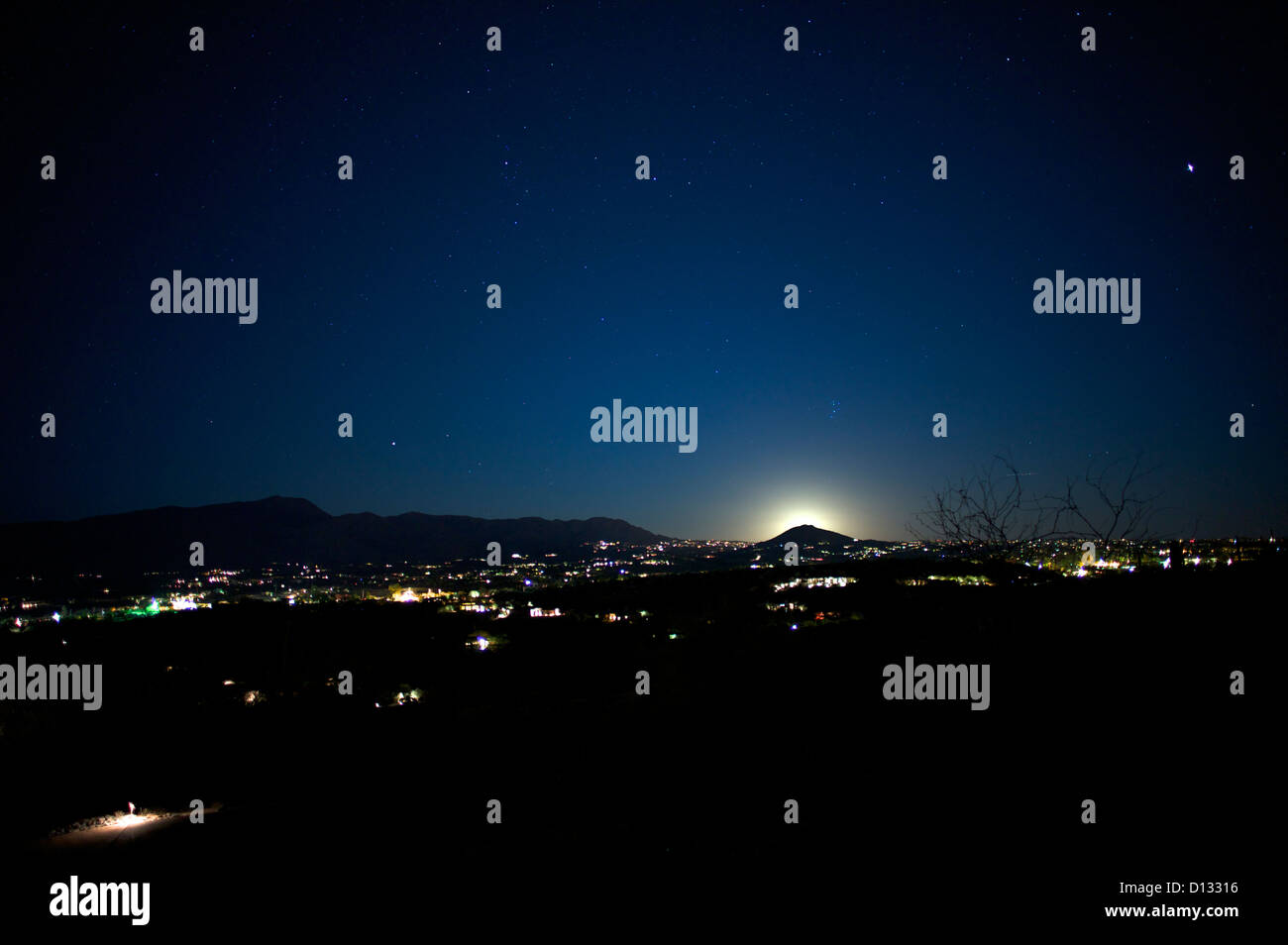 Blick auf Wohnviertel und Berge in der Nacht Stockfoto