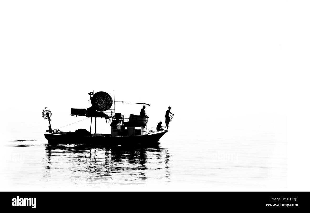 B&W Silhouette von einem Fischerboot auf offener See. Stockfoto