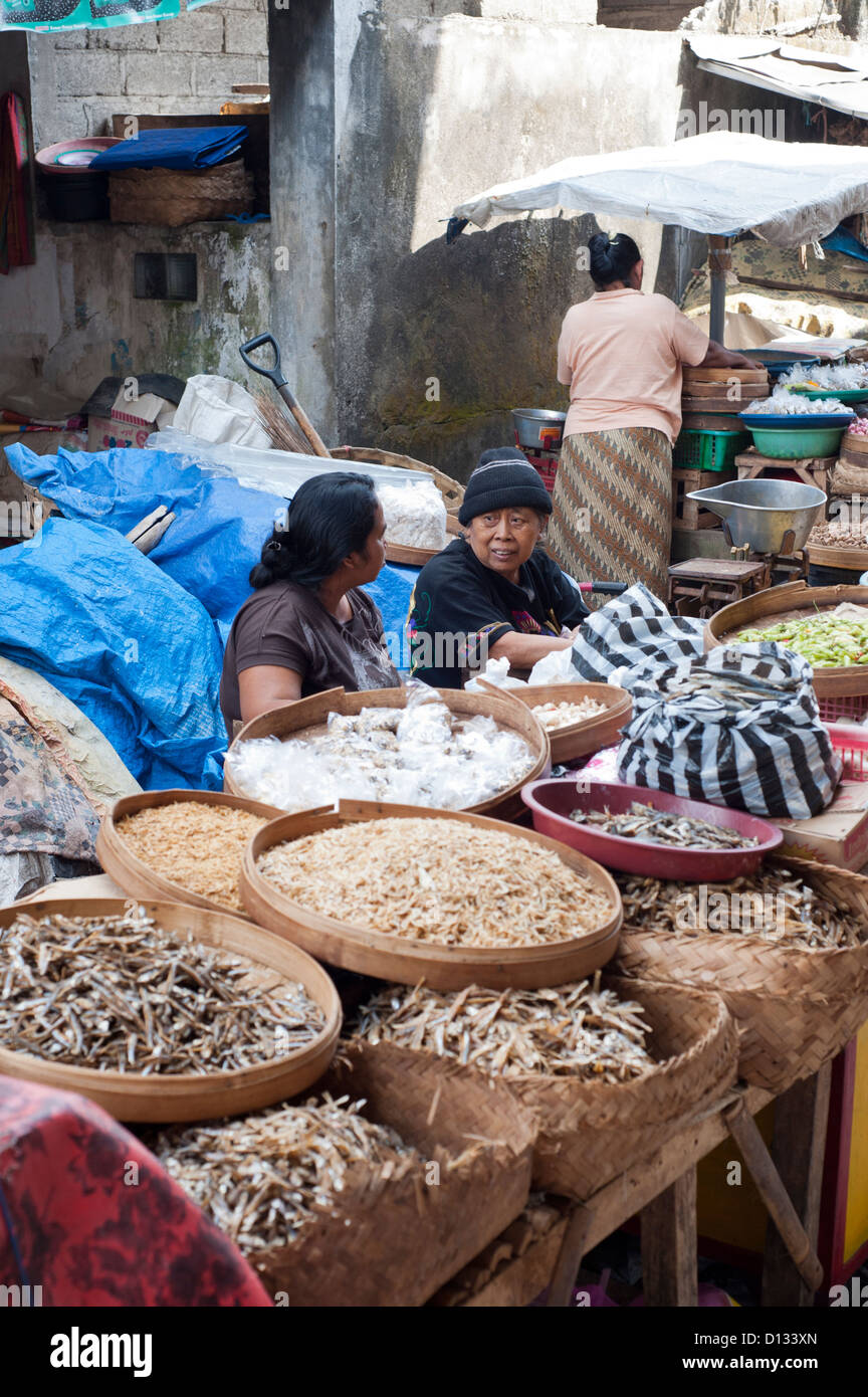 Balinesischen Frauen reden über den Alltag in einem Lebensmittelmarkt. Stockfoto