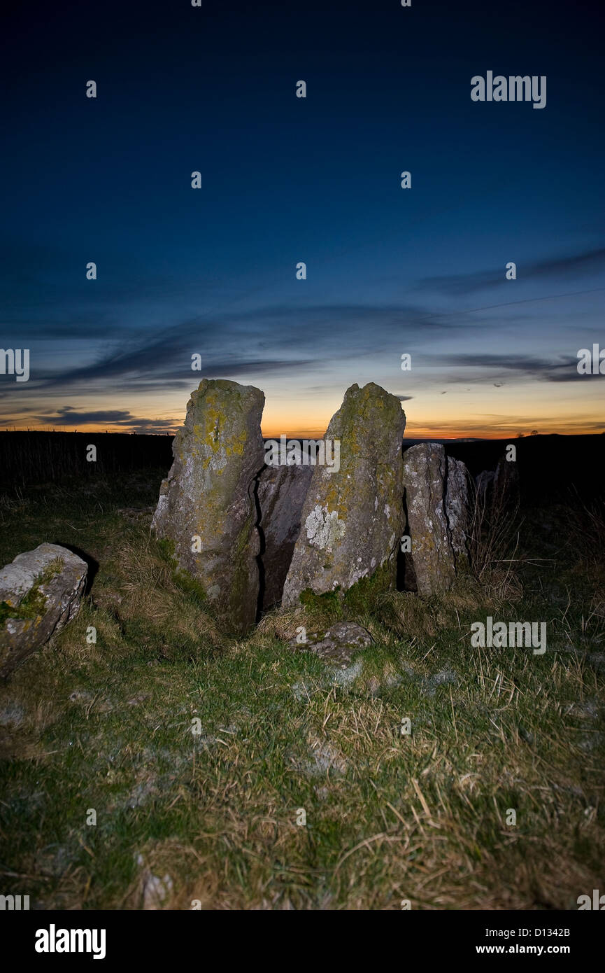 Sonnenuntergang am fünf Brunnen neolithischen gekammert Grab im Peak District, Derbyshire, UK Stockfoto