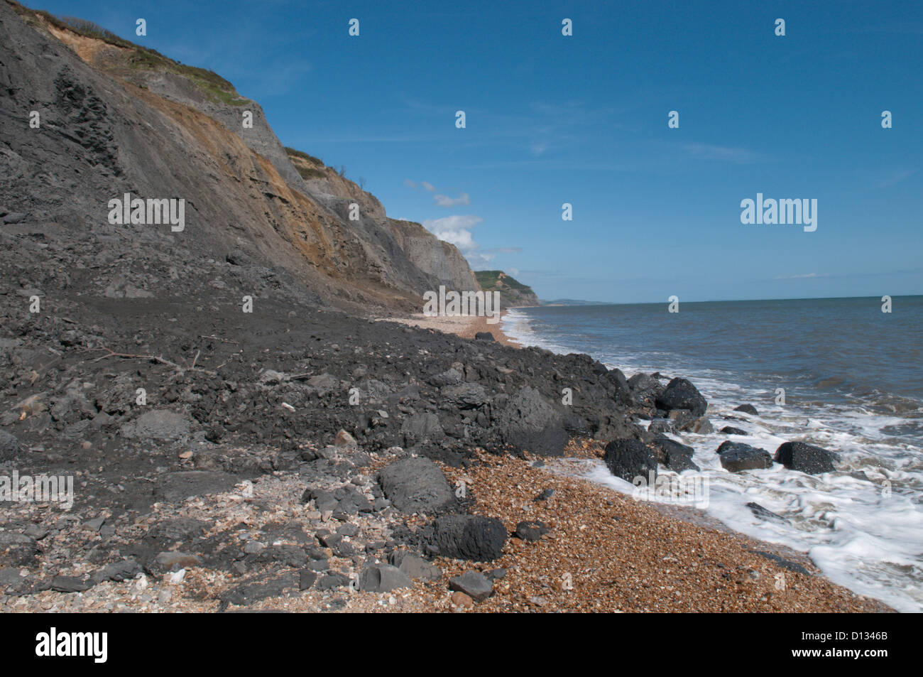 Rock fallen und Schlammlawinen auf weichen Klippen am Charmouth, Dorset, UK. Sehen Sie East in Richtung Golden Cap in Ferne zu sehen. Juli. Stockfoto