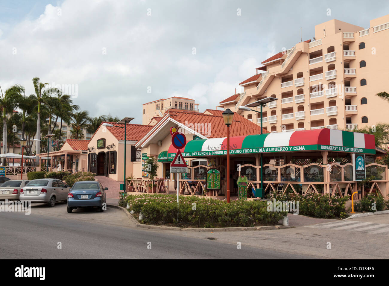 Geschäfte und Restaurants vor der Playa Linda Beach Resort auf Aruba j.e. Irausquin Boulevard Stockfoto