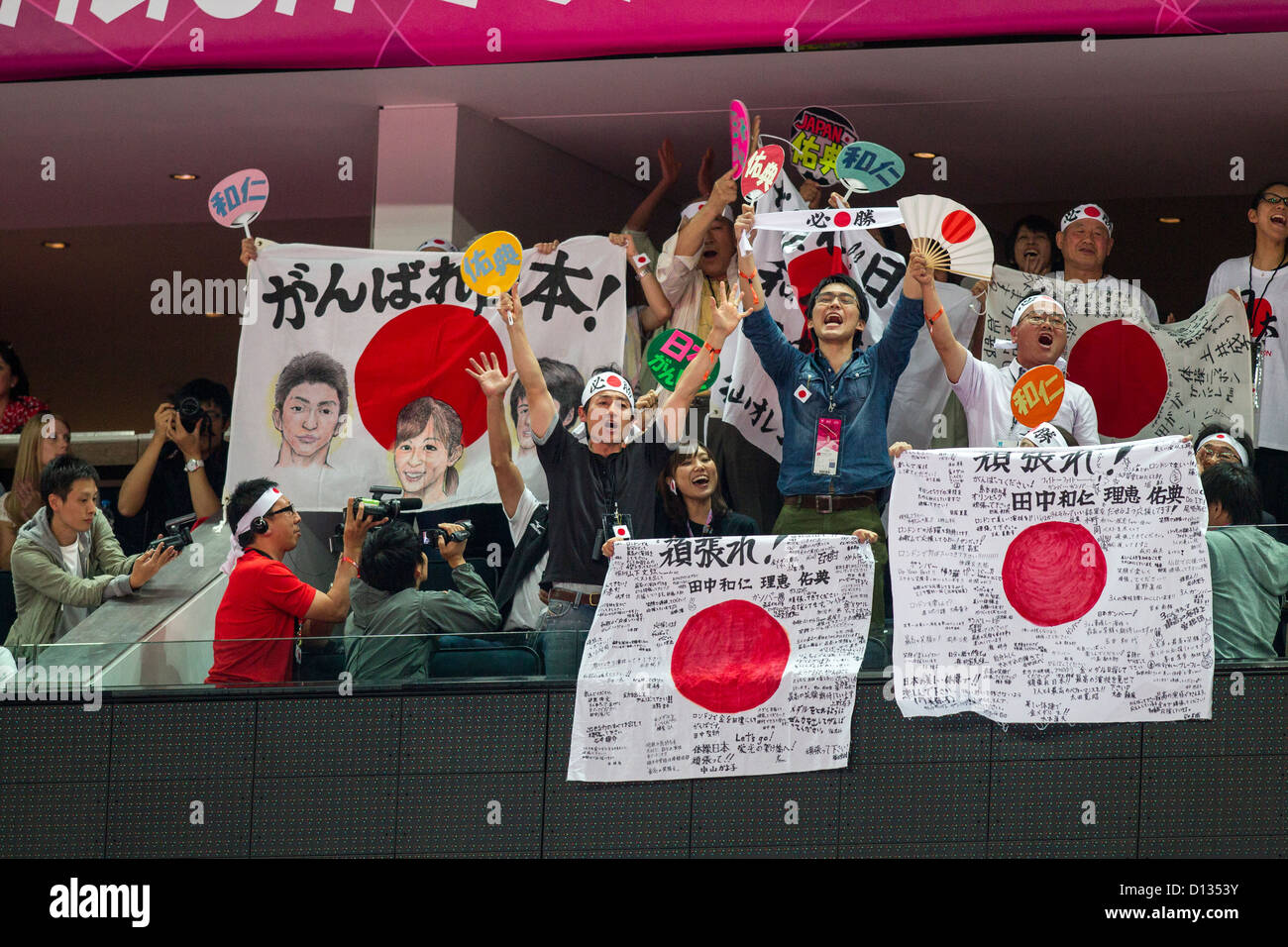Japanische fans während der Herren Gymnastik Team Finale bei t er Olympischen Sommerspiele 2012 in London Stockfoto
