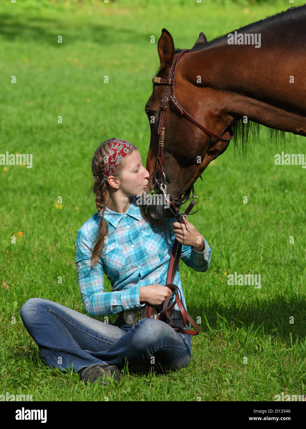 Junge Cowgirl mit Pferd im freien Stockfoto