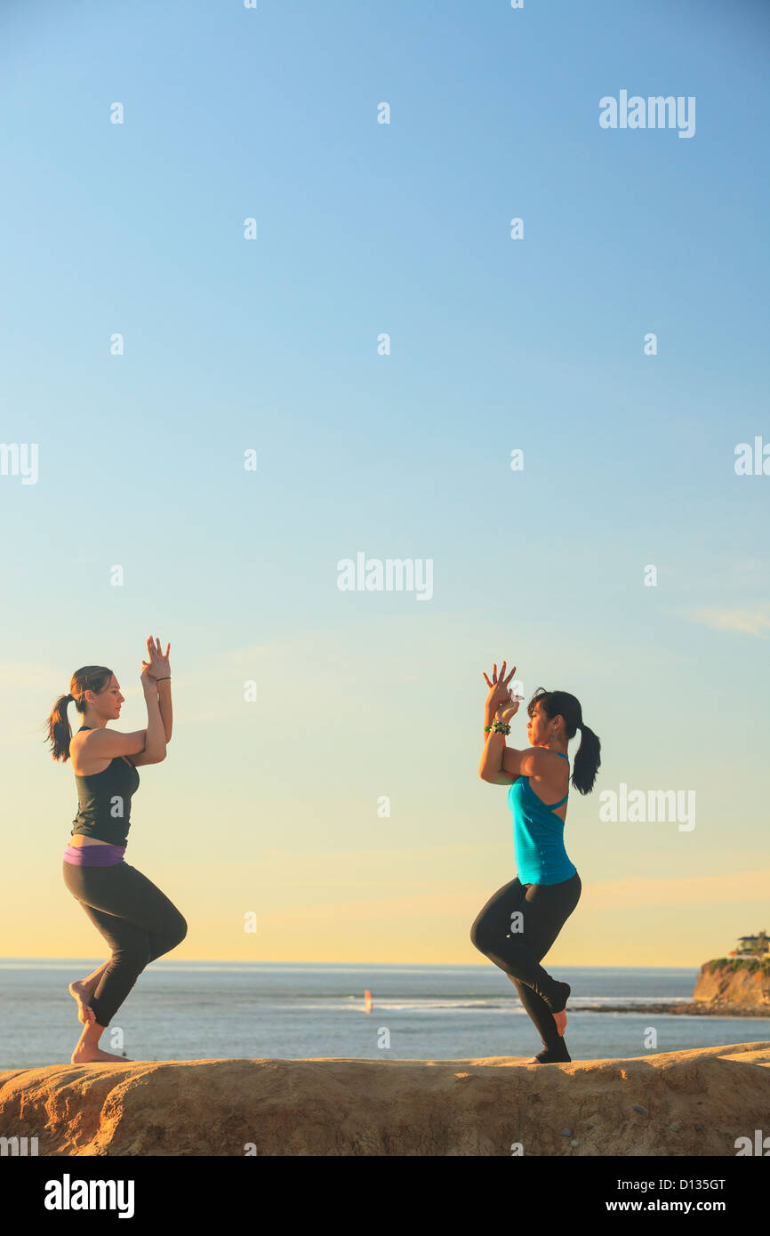 Frauen in der Nähe von Pacific Beach Yoga praktizieren; San Diego California Vereinigte Staaten von Amerika Stockfoto