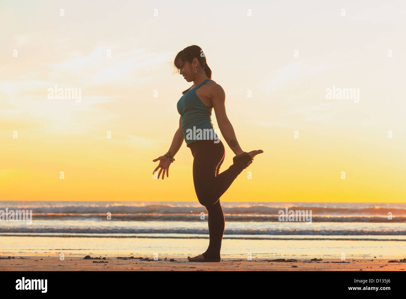 Frau in der Nähe von Pacific Beach Yoga praktizieren; San Diego California Vereinigte Staaten von Amerika Stockfoto