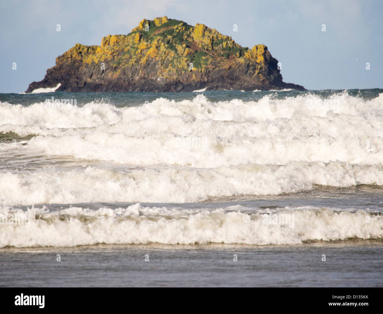 Breeakers kommen in Polzeath Strand, Cornwall, UK. Stockfoto