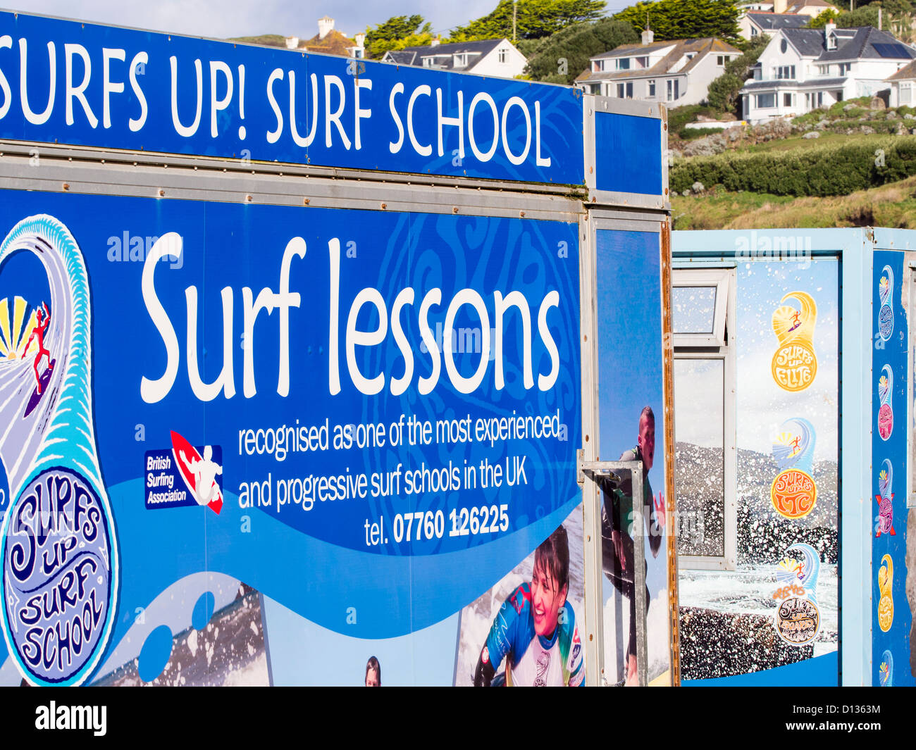 Ein Surf-van auf Polzeath Strand, Cornwall, UK. Stockfoto