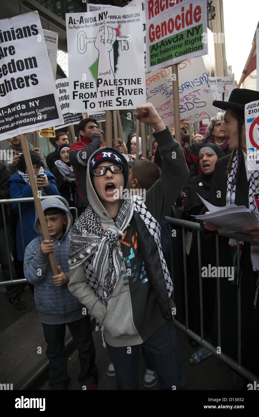 Pro-palästinensische Demonstranten in Times Square, New York; über die jüngste Zunahme der Kämpfe zwischen Hamas im Gaza-Streifen und Israel. Stockfoto
