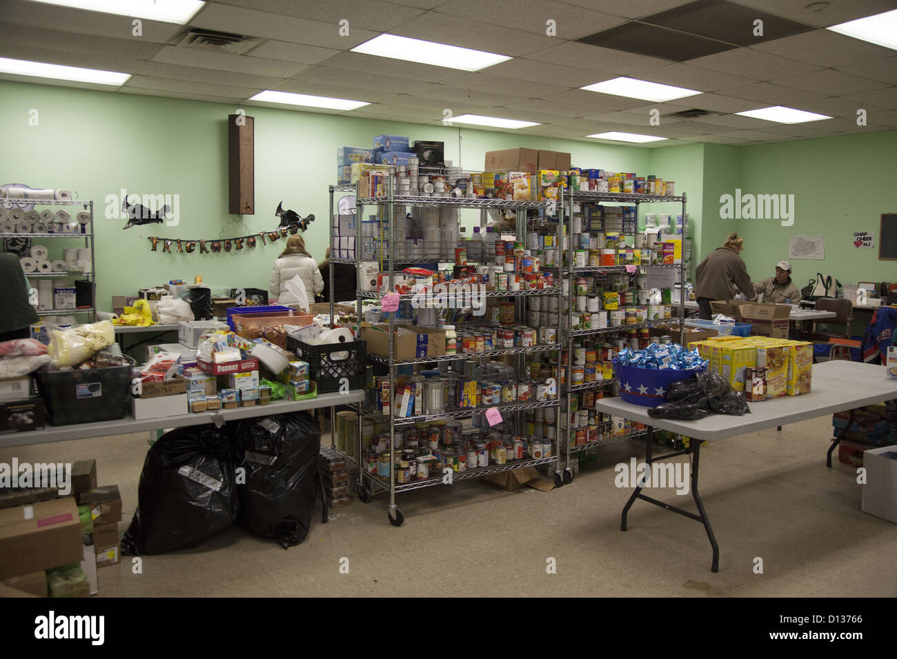 Hurricane Sandy Relief Center entlang der Jersey Shore in Monmouth County, New Jersey. Nahrungsmittelpantry Stockfoto