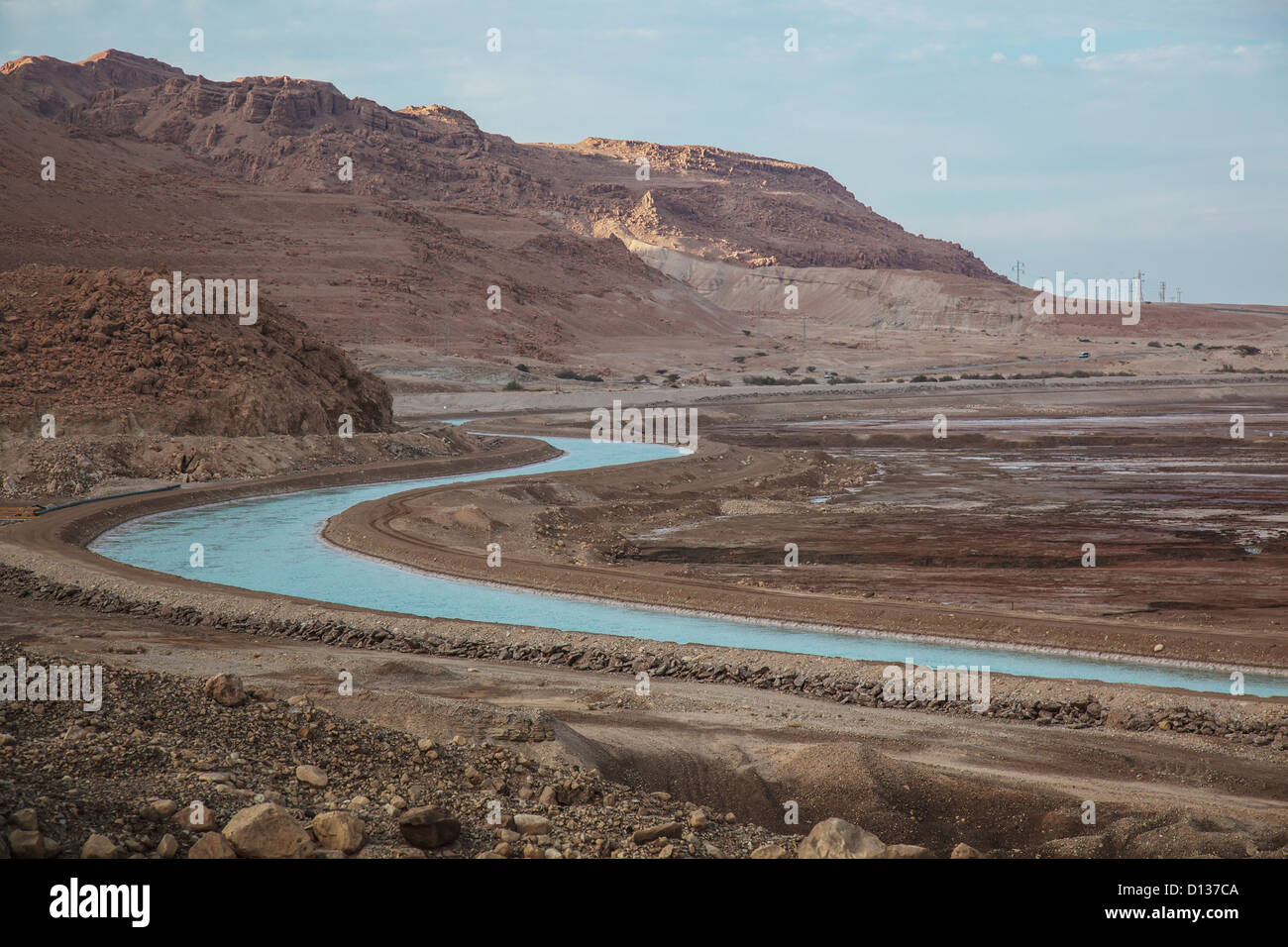 Künstlichen Fluss durch die Landschaft schlängelt; Israel Stockfoto
