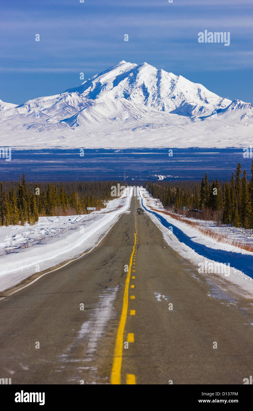 Blick auf Mount Trommel von oben Glenn Highway westlich von Glennallen im Winter Yunan Alaska; Alaska USA Stockfoto