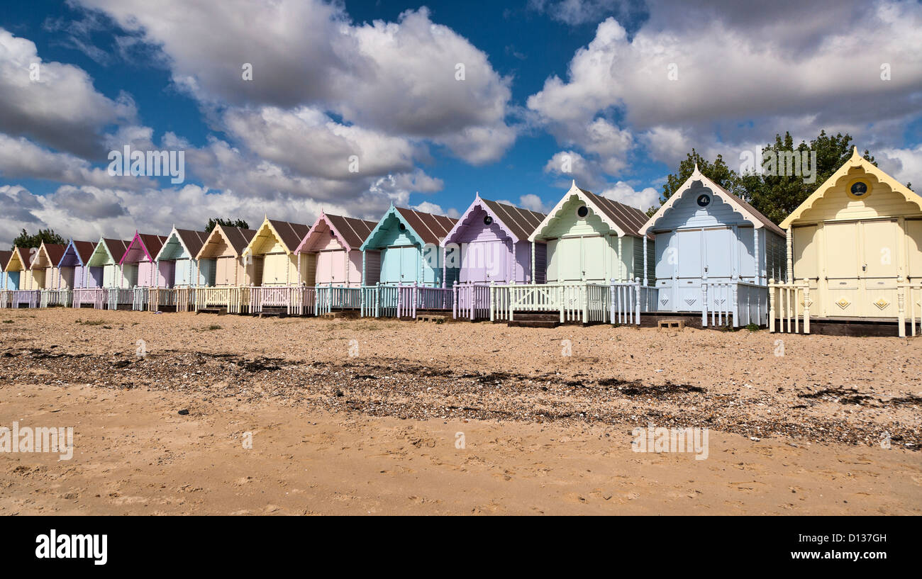 Strandhütten auf Mersea Island, die für rund £25.000, Mersea Island, Essex, Großbritannien zu verkaufen. Stockfoto