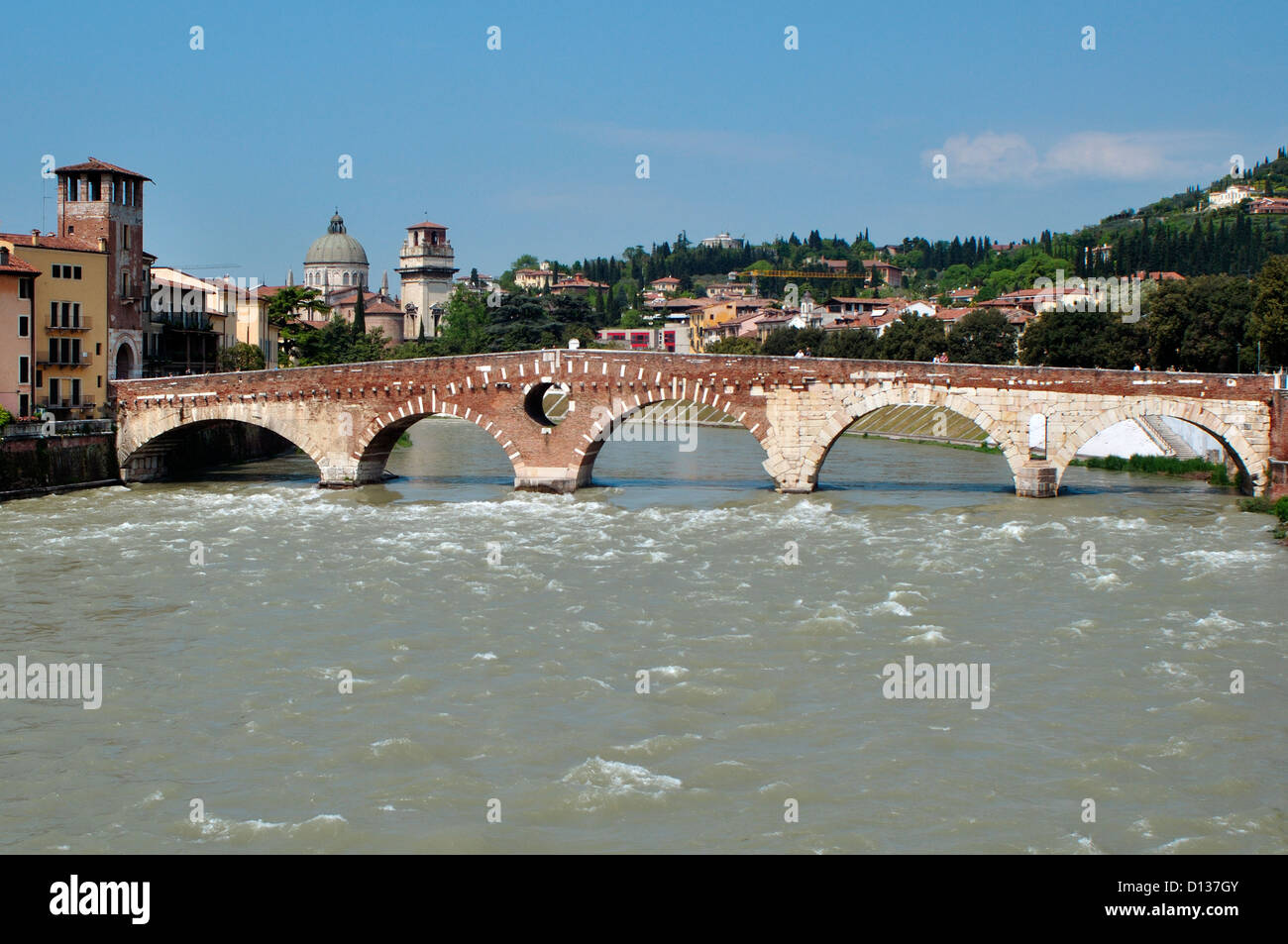 Italien, Veneto, Verona, Etsch, Ponte di Pietra Steinbrücke Stockfoto