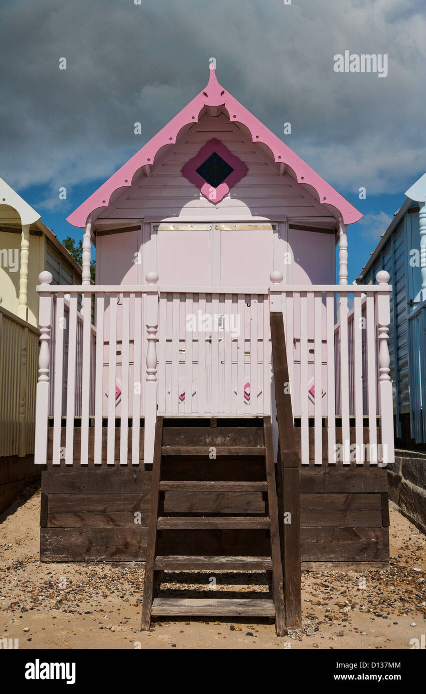 Strandhütten auf Mersea Island, die für rund £25.000, Mersea Island, Essex, Großbritannien zu verkaufen. Stockfoto