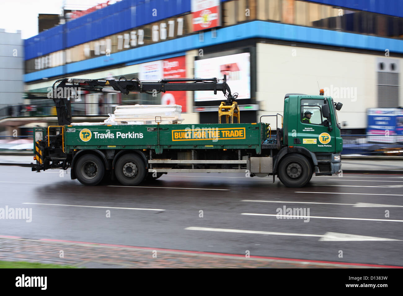 Travis Perkins LKW Reisen entlang einer Straße in London Stockfoto