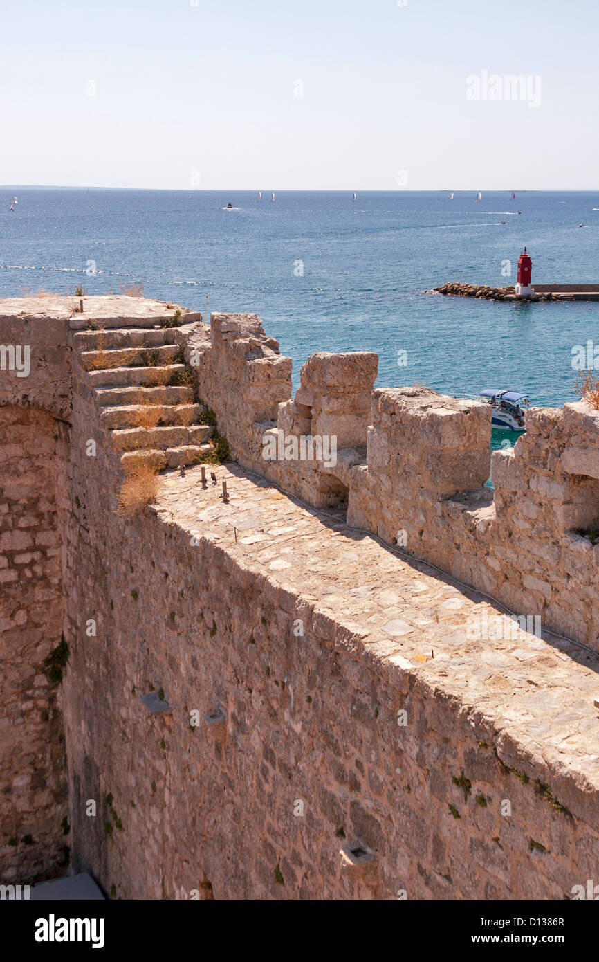 Mauern der Burg Frankopan (Kamplin) in den fünf Jahrhunderten, als die Republik von Venedig die Stadt Krk, Kroatien beherrschten. Stockfoto