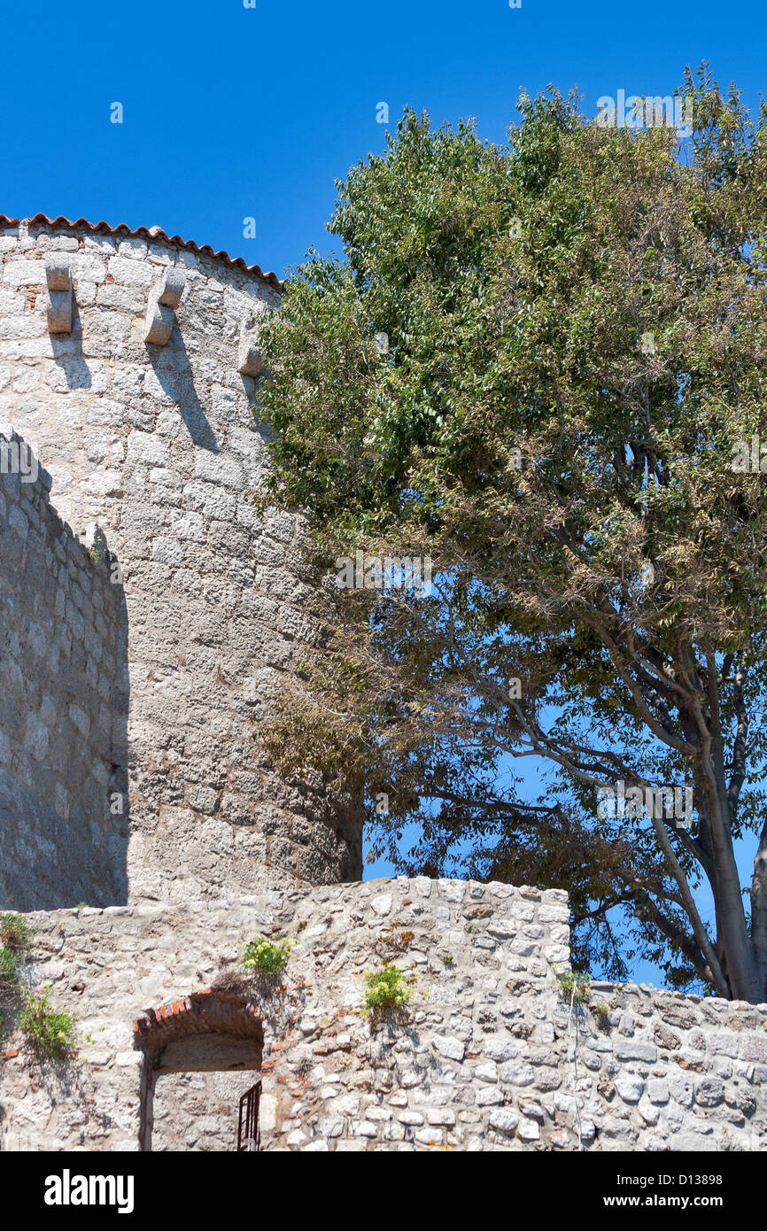 Turm der Frankopan (Kamplin) Burg in den fünf Jahrhunderten, als die Republik von Venedig die Stadt Krk, Kroatien beherrschten. Stockfoto