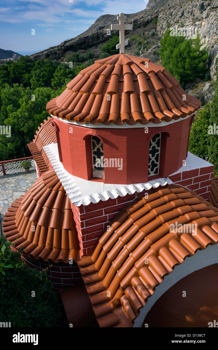 Rot-Orange gekachelt Dach Kirche auf Kalymnos in Griechenland Stockfoto