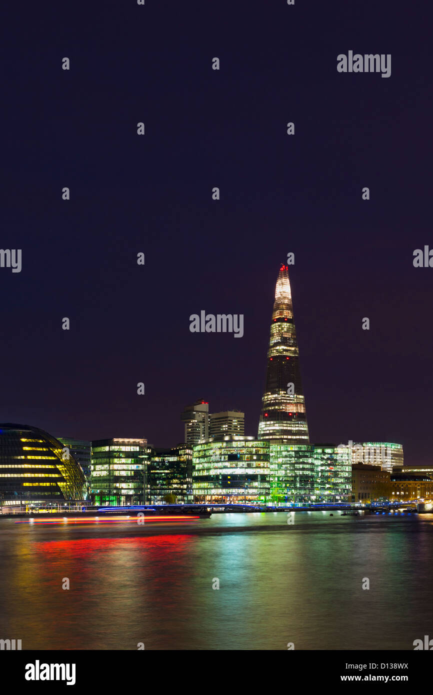 Die Scherbe und More London Entwicklung in der Nacht, London, England Stockfoto