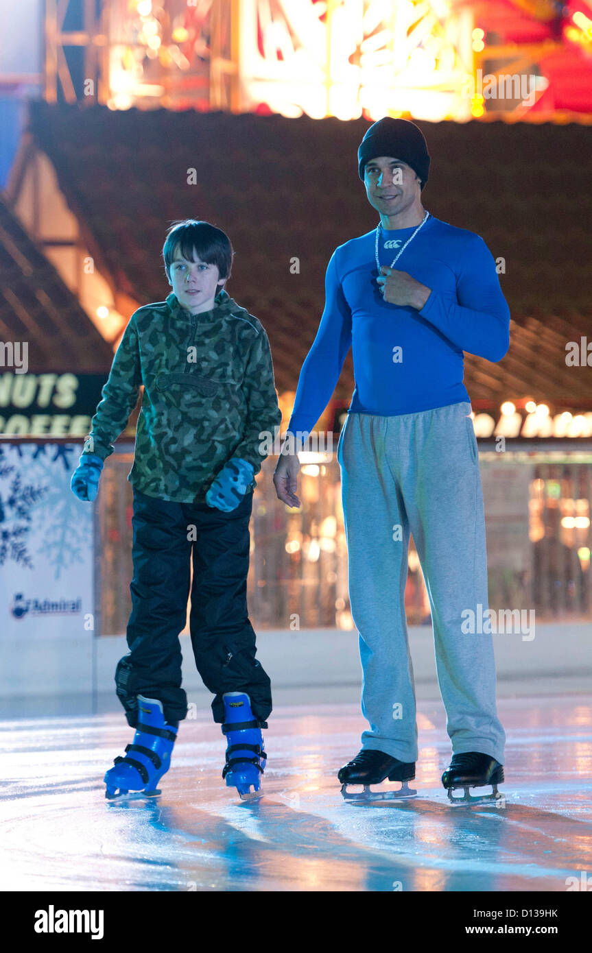 Chico Slimani Besuch der Eisbahn an der Waterfront Winterland neben der Waterfront Museum in Swansea. Chico war eine Pause von Proben für die Panto - Cinderella, am Grand Theatre in Swansea nächste Woche beginnt. Stockfoto