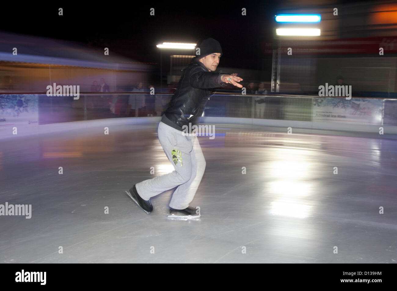 Chico Slimani Besuch der Eisbahn an der Waterfront Winterland neben der Waterfront Museum in Swansea. Chico war eine Pause von Proben für die Panto - Cinderella, am Grand Theatre in Swansea nächste Woche beginnt. Stockfoto