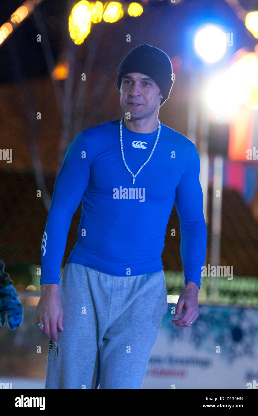 Chico Slimani Besuch der Eisbahn an der Waterfront Winterland neben der Waterfront Museum in Swansea. Chico war eine Pause von Proben für die Panto - Cinderella, am Grand Theatre in Swansea nächste Woche beginnt. Stockfoto