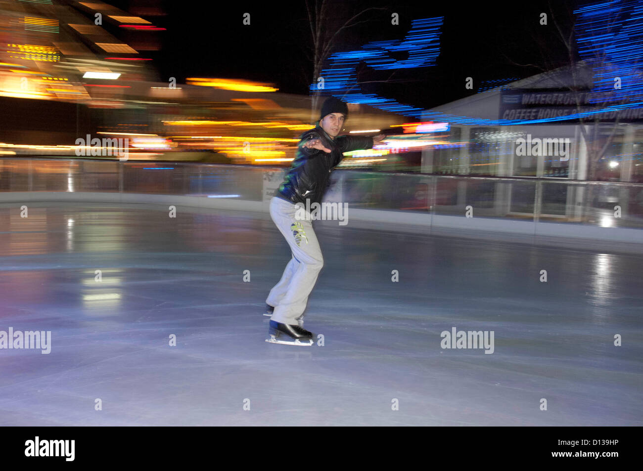 Chico Slimani Besuch der Eisbahn an der Waterfront Winterland neben der Waterfront Museum in Swansea. Chico war eine Pause von Proben für die Panto - Cinderella, am Grand Theatre in Swansea nächste Woche beginnt. Stockfoto