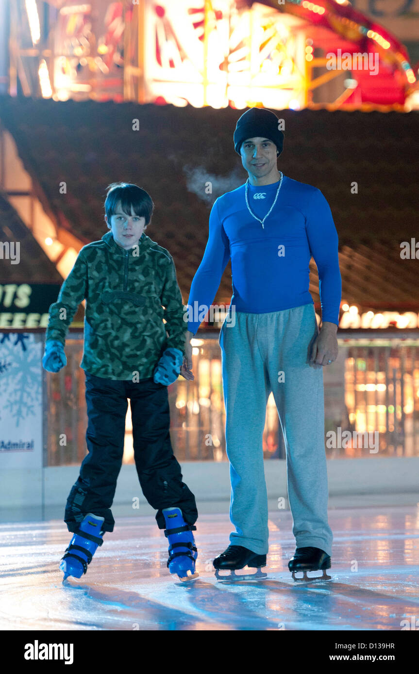 Chico Slimani Besuch der Eisbahn an der Waterfront Winterland neben der Waterfront Museum in Swansea. Chico war eine Pause von Proben für die Panto - Cinderella, am Grand Theatre in Swansea nächste Woche beginnt. Stockfoto