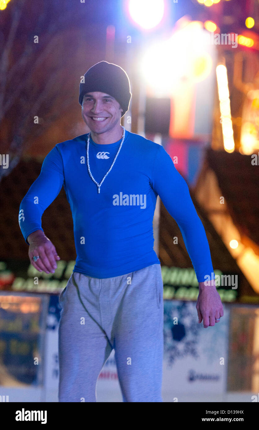 Chico Slimani Besuch der Eisbahn an der Waterfront Winterland neben der Waterfront Museum in Swansea. Chico war eine Pause von Proben für die Panto - Cinderella, am Grand Theatre in Swansea nächste Woche beginnt. Stockfoto