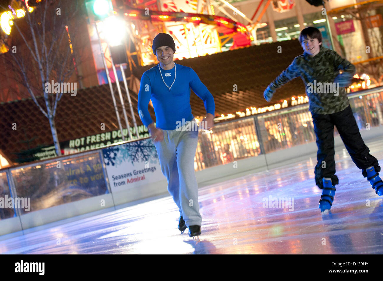 Chico Slimani verbindet die Öffentlichkeit auf die Eisbahn an der Waterfront Winterland neben der Waterfront Museum in Swansea. Chico war eine Pause von Proben für die Panto - Cinderella, am Grand Theatre in Swansea nächste Woche beginnt. Stockfoto