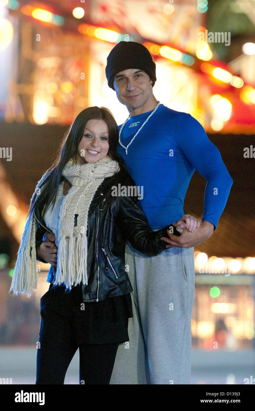 Chico Slimani Besuch der Eisbahn an der Waterfront Winterland neben der Waterfront Museum in Swansea. Chico war eine Pause von Proben für die Panto - Cinderella, am Grand Theatre in Swansea nächste Woche beginnt. Er ist mit Gemma James spielt die Rolle von Cinderella in der Produktion abgebildet. Stockfoto