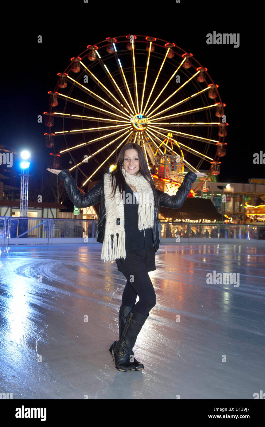 Chico Slimani Besuch der Eisbahn an der Waterfront Winterland neben der Waterfront Museum in Swansea. Chico war eine Pause von Proben für die Panto - Cinderella, am Grand Theatre in Swansea nächste Woche beginnt. Er ist mit Gemma James spielt die Rolle von Cinderella in der Produktion abgebildet. Stockfoto