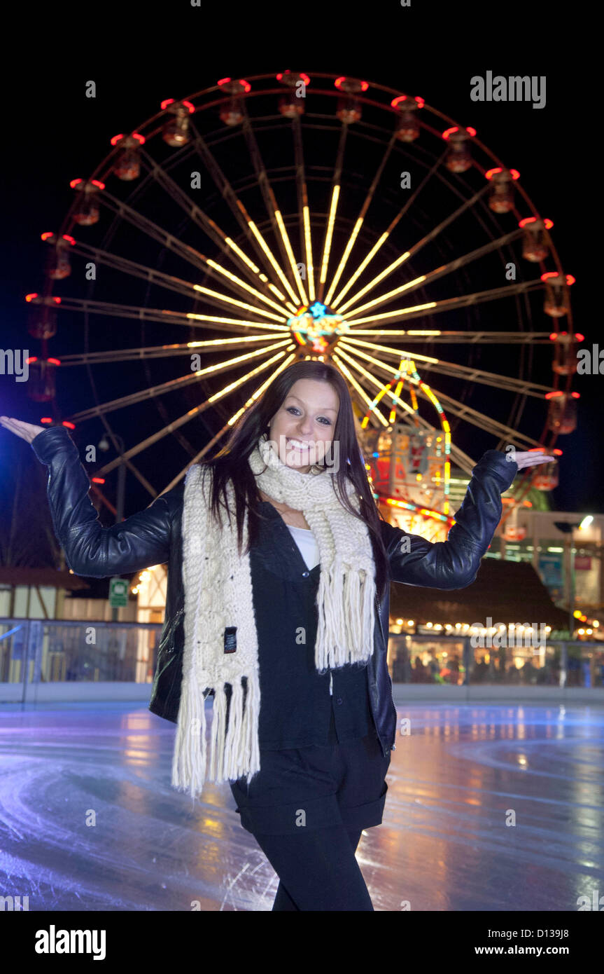 Chico Slimani Besuch der Eisbahn an der Waterfront Winterland neben der Waterfront Museum in Swansea. Chico war eine Pause von Proben für die Panto - Cinderella, am Grand Theatre in Swansea nächste Woche beginnt. Er ist mit Gemma James spielt die Rolle von Cinderella in der Produktion abgebildet. Stockfoto