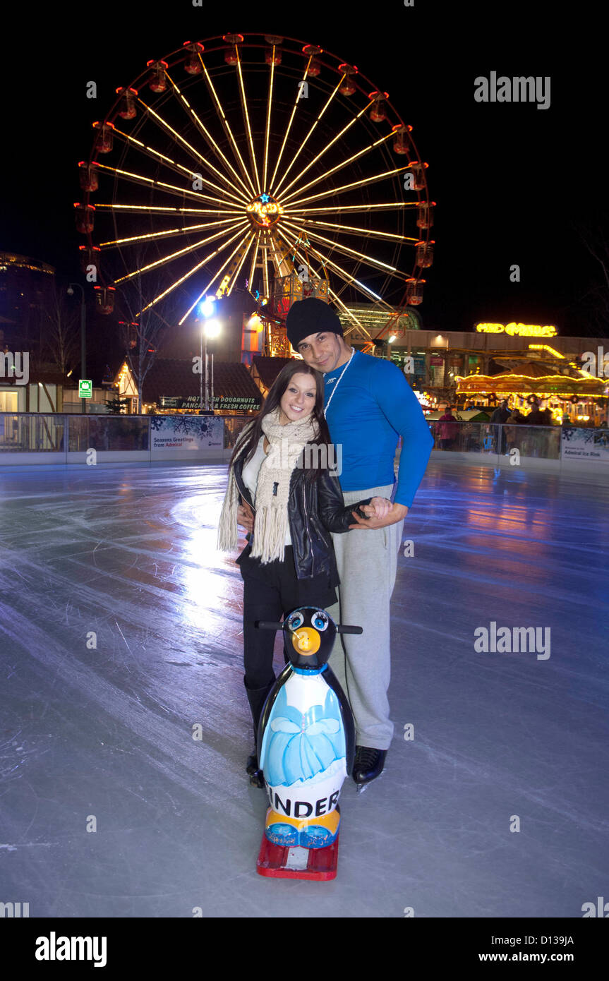 Chico Slimani Besuch der Eisbahn an der Waterfront Winterland neben der Waterfront Museum in Swansea. Chico war eine Pause von Proben für die Panto - Cinderella, am Grand Theatre in Swansea nächste Woche beginnt. Er ist mit Gemma James spielt die Rolle von Cinderella in der Produktion abgebildet. Stockfoto