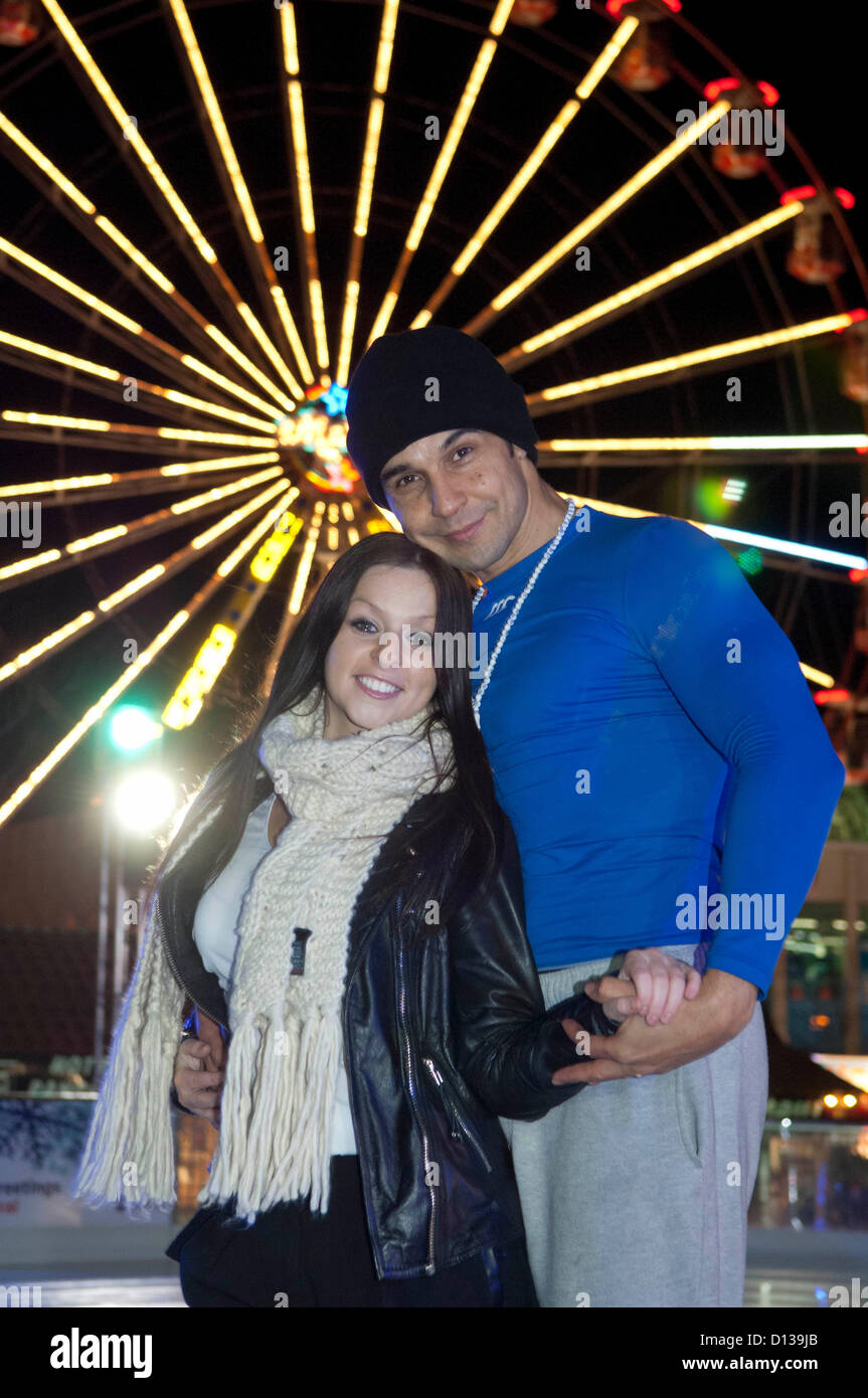 Chico Slimani Besuch der Eisbahn an der Waterfront Winterland neben der Waterfront Museum in Swansea. Chico war eine Pause von Proben für die Panto - Cinderella, am Grand Theatre in Swansea nächste Woche beginnt. Er ist mit Gemma James spielt die Rolle von Cinderella in der Produktion abgebildet. Stockfoto
