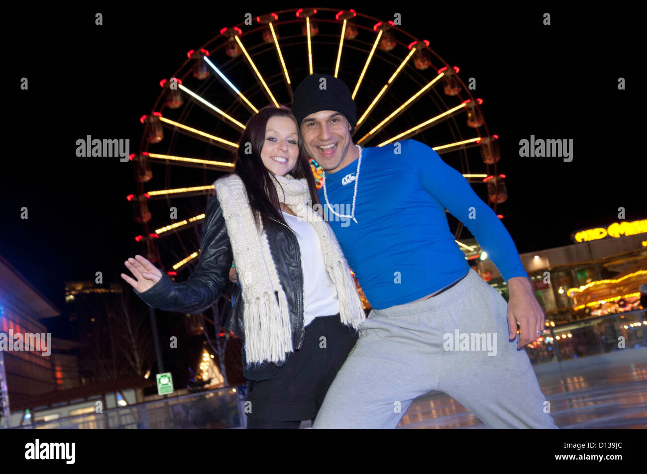 Chico Slimani Besuch der Eisbahn an der Waterfront Winterland neben der Waterfront Museum in Swansea. Chico war eine Pause von Proben für die Panto - Cinderella, am Grand Theatre in Swansea nächste Woche beginnt. Er ist mit Gemma James spielt die Rolle von Cinderella in der Produktion abgebildet. Stockfoto