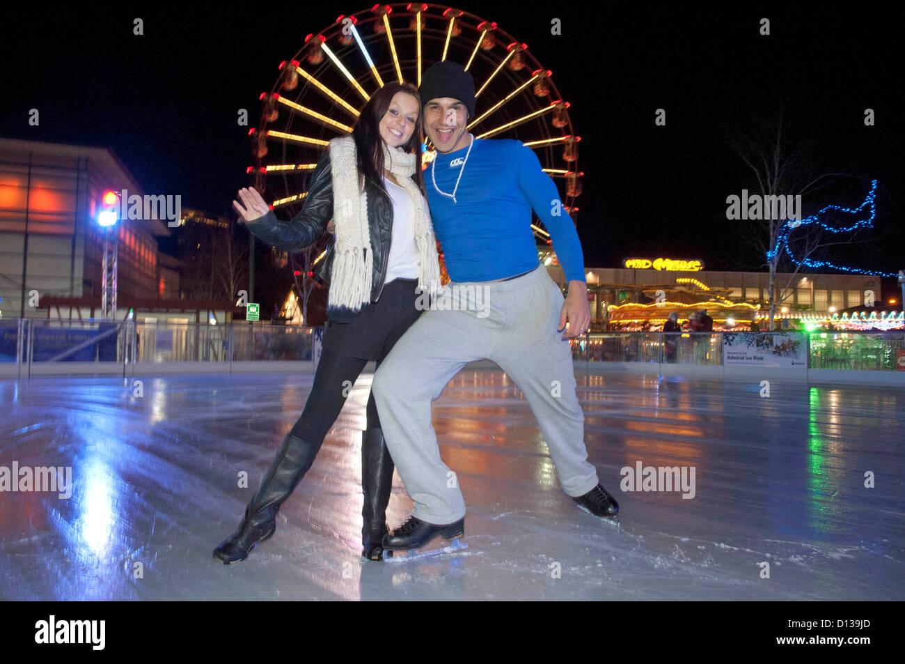 Chico Slimani Besuch der Eisbahn an der Waterfront Winterland neben der Waterfront Museum in Swansea. Chico war eine Pause von Proben für die Panto - Cinderella, am Grand Theatre in Swansea nächste Woche beginnt. Er ist mit Gemma James spielt die Rolle von Cinderella in der Produktion abgebildet. Stockfoto