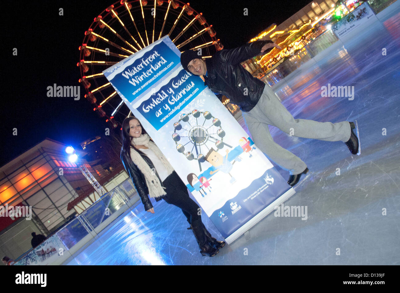Chico Slimani Besuch der Eisbahn an der Waterfront Winterland neben der Waterfront Museum in Swansea. Chico war eine Pause von Proben für die Panto - Cinderella, am Grand Theatre in Swansea nächste Woche beginnt. Er ist mit Gemma James spielt die Rolle von Cinderella in der Produktion abgebildet. Stockfoto