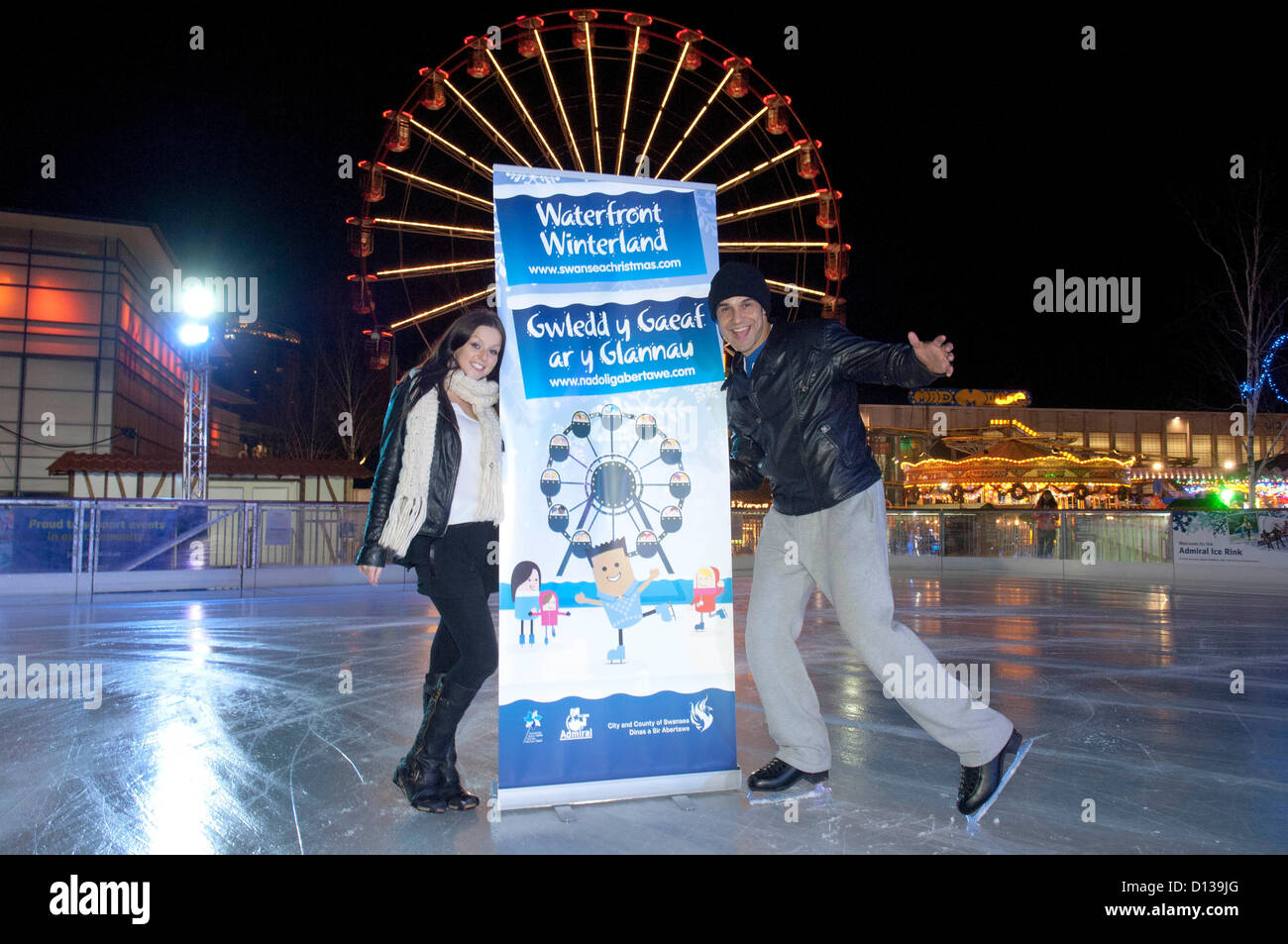Chico Slimani Besuch der Eisbahn an der Waterfront Winterland neben der Waterfront Museum in Swansea. Chico war eine Pause von Proben für die Panto - Cinderella, am Grand Theatre in Swansea nächste Woche beginnt. Er ist mit Gemma James spielt die Rolle von Cinderella in der Produktion abgebildet. Stockfoto