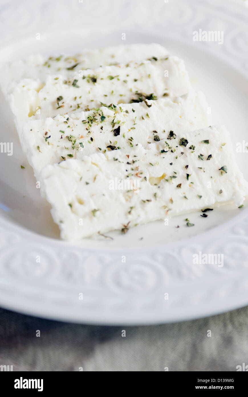 In Scheiben geschnittenen Fetakäse mit getrockneten Oregano bestreut Stockfoto